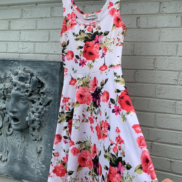 Beautiful Floral Dress - Picture 6 of 7